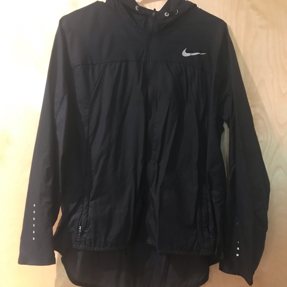 Nike essential reflective windrunner